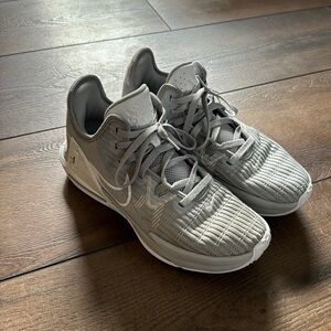Men’s Nike Lebron James witness basketball shoes
